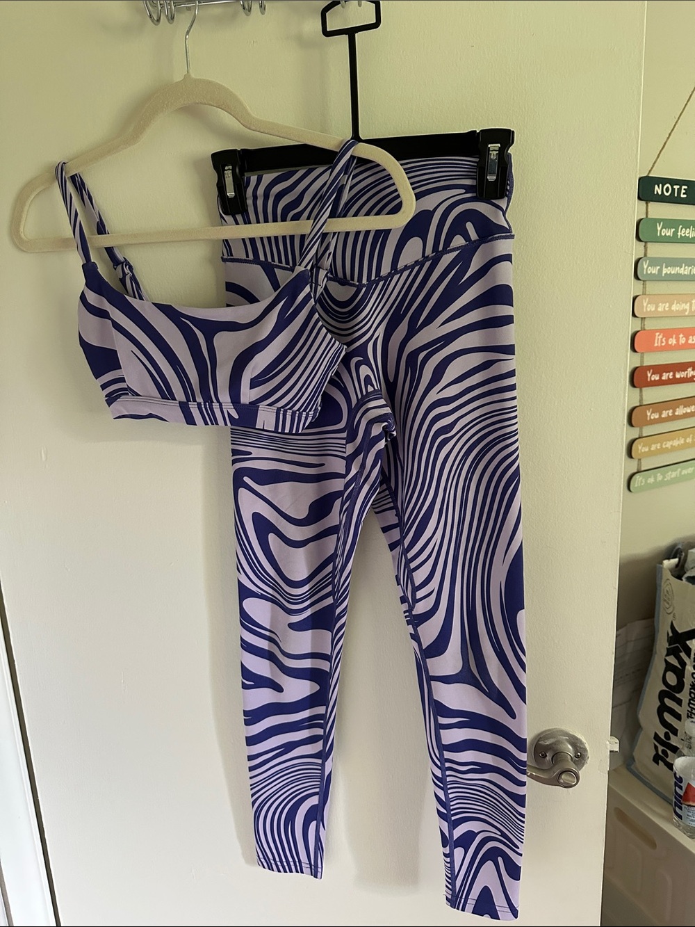 Women's Vitality Abstract Wave Leggings & Crop Top Set - Purple